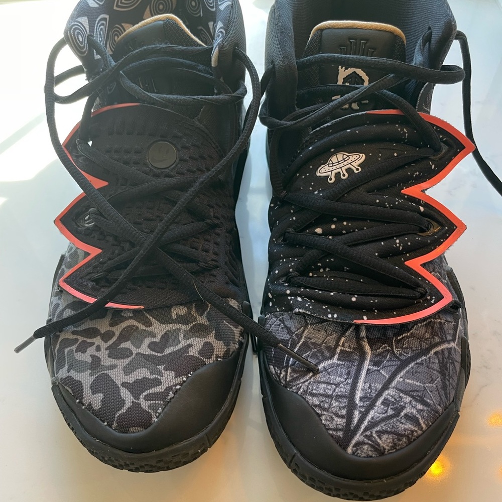 Men’s size 10 Kyrie Five Kybrid, S2 Nike basketball shoe. EUC with box